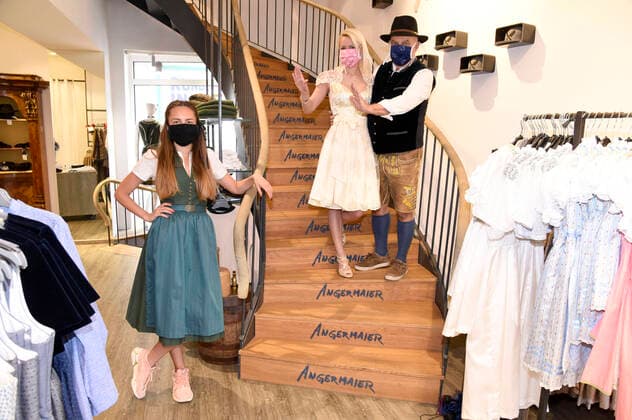 Employee Verena and Yve Muc with friend Axel Munz in his shop Trachten Angermaier , which is closed due to the Corona crisis The Trachten Online Shop of Angermaier is still in operation Munich, 14 04 2020 Foto:xS.xAdamx xFuturexImage