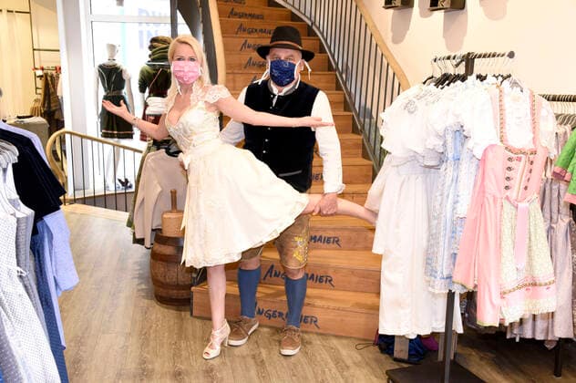 Yve Muc with friend Axel Munz in his shop Trachten Angermaier , which is closed due to the Corona crisis The Trachten Online Shop of Angermaier is still in operation Munich, 14 04 2020 Foto:xS.xAdamx xFuturexImage