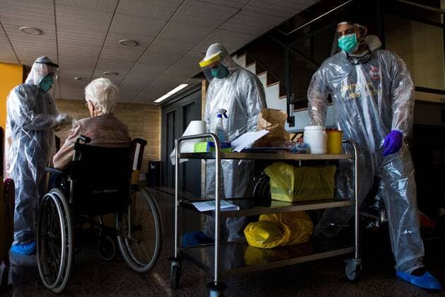 Several volunteers of the NGO Open Arms carry on emergency testing to investigate a possible COVID-19 emergency treatment in patients at a nursing home in Barcelona, Catalonia, north eastern Spain, 14 April 2020. Despite almost all countries adopting specific measures to protect nursing homes from the ongoing pandemic of the COVID-19 disease caused by the SARS-CoV-2 coronavirus, they have become one of the main source of infection, with their elderly residents constituting the main at-risk group that is especially vulnerable to the virus devastating spread. Coronavirus situation in Spain !ACHTUNG: NUR REDAKTIONELLE NUTZUNG!  Copyright: xQuiquexGarcíax GRAFCAT4892 20200414-637224821358872032