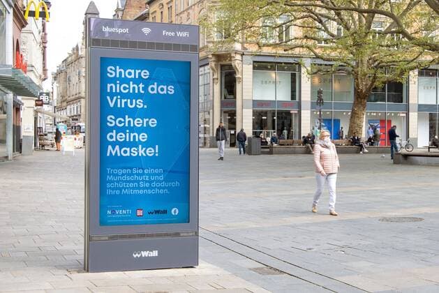 Wiesbaden, 14 04 2020, Wiesbaden, Shut down in Wiesbaden The corona virus is paralysing the state capital of Hessen Only a few people here at Mauritusplatz and the City Light Posters give behavioural advice Wiesbaden Hessen Germany