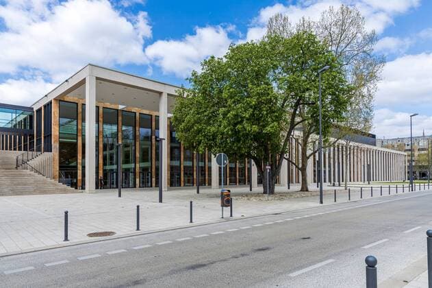Wiesbaden, RheinMain CongressCenter , 14 04 2020, Exterior view of the multifunctional RheinMain CongressCenter at Friedrich Ebert Allee 1, 65185 Wiesbaden The RheinMain CongressCenter is a congress and event center in downtown Wiesbaden that opened in April 2018 It is used primarily for congresses, conferences and trade fairs Wiesbaden RheinMain CongressCenter Hessen Deutschland