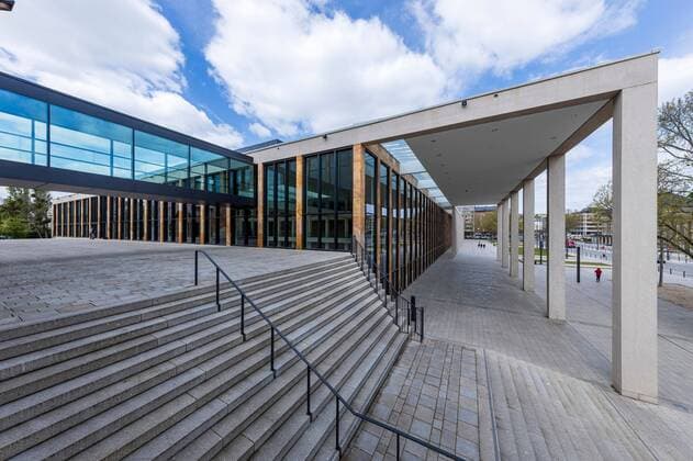 Wiesbaden, RheinMain CongressCenter , 14 04 2020, Exterior view of the multifunctional RheinMain CongressCenter at Friedrich Ebert Allee 1, 65185 Wiesbaden The RheinMain CongressCenter is a congress and event center in downtown Wiesbaden that opened in April 2018 It is used primarily for congresses, conferences and trade fairs Wiesbaden RheinMain CongressCenter Hessen Deutschland