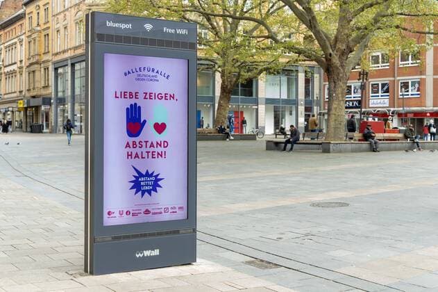 Wiesbaden, 14 04 2020, Wiesbaden, Shut down in Wiesbaden The corona virus is paralysing the state capital of Hessen Only a few people here at Mauritusplatz and the City Light Posters give behavioural advice Wiesbaden Hessen Germany