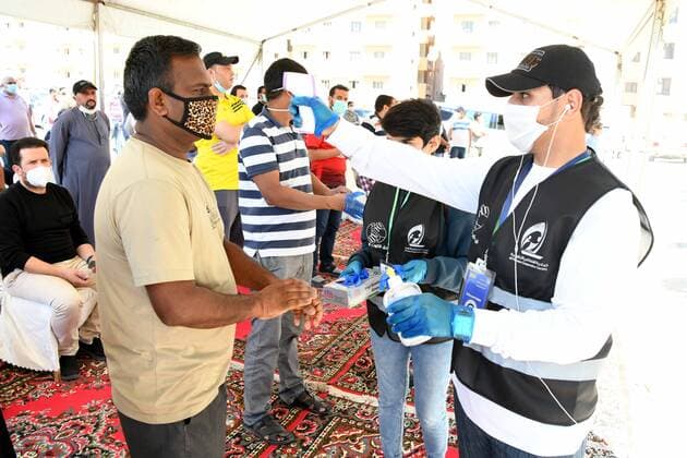 (200414) -- AHMADI GOVERNORATE, April 14, 2020 (Xinhua) -- A worker checks temperature of a resident before he enters a new store for shopping in Mahboula area of Ahmadi Governorate, Kuwait, April 14, 2020. Kuwait opened on Tuesday a grocery store for residents of Mahboula area which is under lockdown due to the coronavirus. (Str Xinhua) KUWAIT-AHMADI GOVERNORATE-CORONAVIRUS-NEW STORE-OPENING 