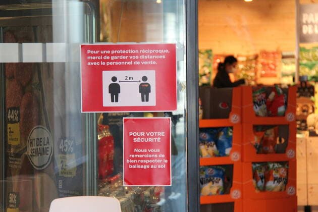 (200414) -- GENEVA, April 14, 2020 -- A sign reminding people to keep social distance is seen on the door of a supermarket in Geneva, Switzerland, on April 14, 2020. Following the Easter weekend, Switzerland reported 280 new confirmed COVID-19 cases on Monday, the smallest daily increase in three weeks. ) SWITZERLAND-GENEVA-COVID-19 NiexXiaoyang 