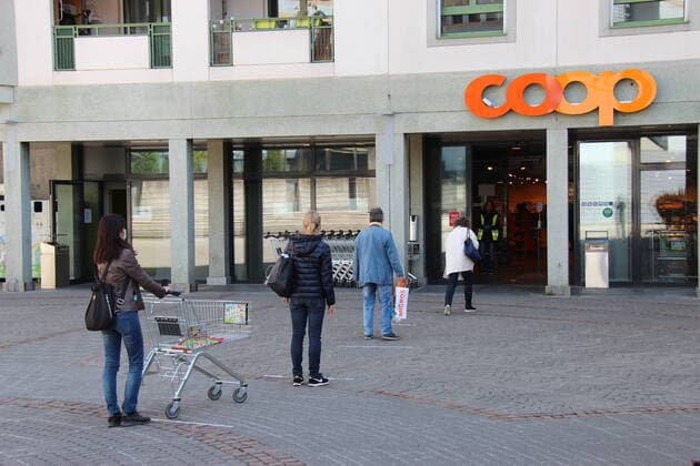 (200414) -- GENEVA, April 14, 2020 -- People keep a distance as they wait to enter a supermarket in Geneva, Switzerland, on April 14, 2020. Following the Easter weekend, Switzerland reported 280 new confirmed COVID-19 cases on Monday, the smallest daily increase in three weeks. ) SWITZERLAND-GENEVA-COVID-19 NiexXiaoyang 