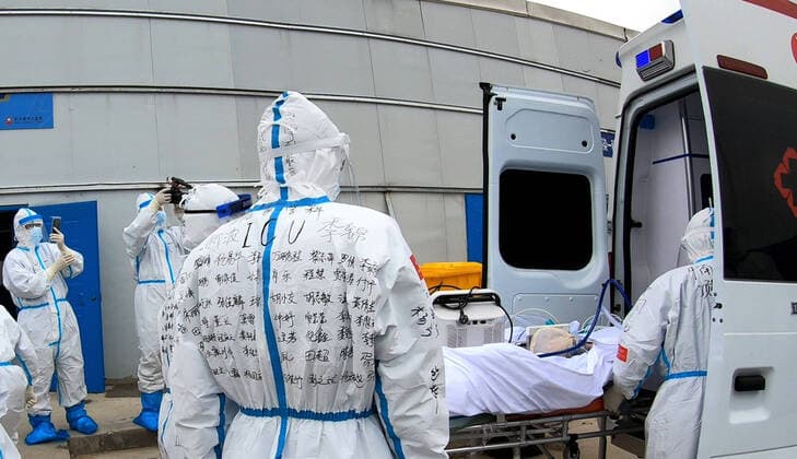 (200414) -- WUHAN, April 14, 2020 (Xinhua) -- A video screenshot shows medical staff transferring a COVID-19 patient at the Leishenshan hospital in Wuhan, central China s Hubei Province, on April 14, 2020. The last batch of COVID-19 patients at the Leishenshan hospital were transferred on Tuesday to other hospitals in Wuhan. (Xinhua) CHINA-WUHAN-COVID-19-LEISHENSHAN HOSPITAL-PATIENTS-TRANSFER (CN) 