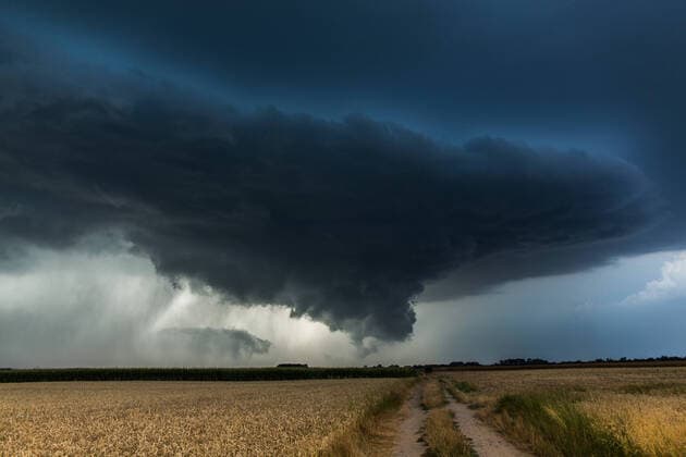 160712 SZ Heftige Unwetter nicht nur in Deutschland. Nachdem es in Bayern jetzt Dauerregen gibt, entluden sich in Österreich unwetterartige Gewitter. Betroffen war vor allem Ostösterreich. Bis zu 5 cm großer Hagel fiel. Enorm viel Regen lies einige Muren abgehen. Die Gewitter zogen später aus Österreich ab in Richtung Ungarn. Daran schuld ist eine Luftmassengrenze. Sie trennt kühlere Luft im Norden, von heißere im Süden. Daher auch die enormen Regenmengen in Bayern, da Niederbayern auf der kälteren Seite des Luftmassengrenze liegt. Im Bild Aufnahmen zwischen Szombathely (Ungarn) und Oberwart (Österreich) Ungarn Ungarn Deutschland *** 160712 SZ Severe storms not only in Germany After there is now continuous rain in Bavaria, thunderstorms unleashed in Austria Thunderstorms in Austria affected mainly Eastern Austria Hail of up to 5 cm