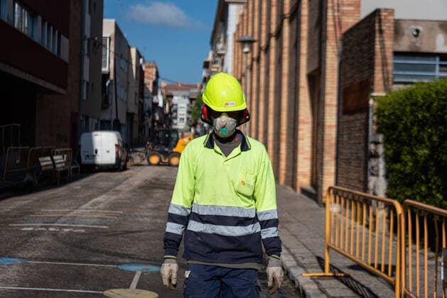 April 14, 2020, Girona, Spain: A man wearing a protection mask in the center of Girona during he s first day at work after the lock down restriction lift..Some industries and construction sectors in Catalonia resume work as the lockdown restrictions have been changed. Health Ministry of Spain has so far recorded a total of 170,099 infections, 17,756 death and 64,727 recovered since the beginning of the corona virus outbreak. Girona Spain - ZUMAs197 20200414_zaa_s197_066 Copyright: xAdriÃ xSalidoxZarcox