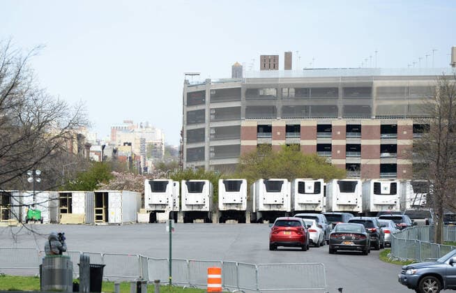 News Bilder des Tages April 14, 2020, New York Manhattan, USA: 69 refrigerated trailers sat in a parking lot outside of Icahn Stadium on Randall s Island. The island has recently been transformed into a temporary morgue for the dead, as trenches are being dug on Hart Island in the NYC to store unclaimed bodies. Death toll in N.Y. 6,182 as confirmed cases 106,813 04 11 20. New York Manhattan Randalls Island Icahn Stadium New York Manhattan USA - ZUMAs252 20200414_znp_s252_003 Copyright: xMarcusxSantosx