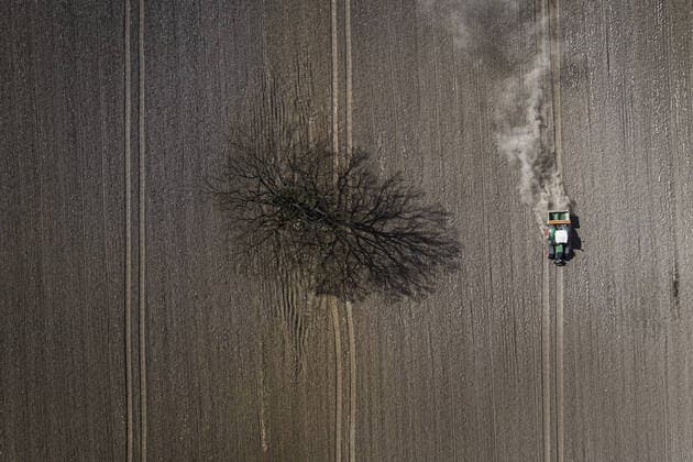 A farmer works a field in Nieder Seifersdorf, 14 04 2020 Nieder Seifersdorf Germany Copyright: xFlorianxGaertner photothek.netx