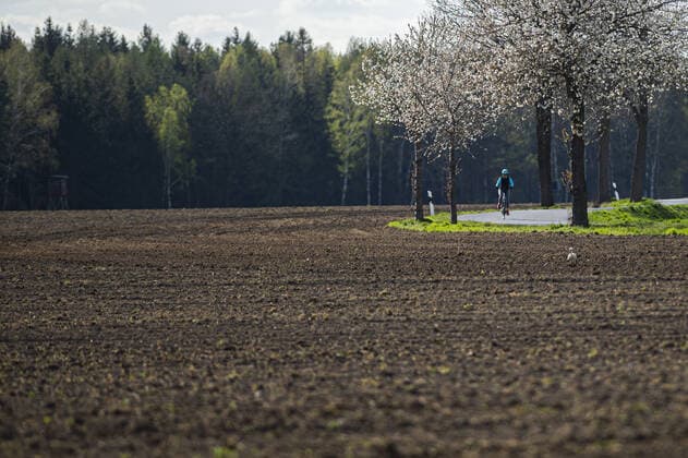 IMAGO Creative: Gesellschaft, Mobilität auf dem Land Eine Frau faehrt entlang einer Landstrasse mit dem Fahrrad, aufgenommen in Wiesa, 14.04.2020. Wiesa Deutschland *** A woman riding her bike along a country road, taken in Wiesa, 14 04 2020 Wiesa Germany Copyright: xFlorianxGaertner photothek.netx