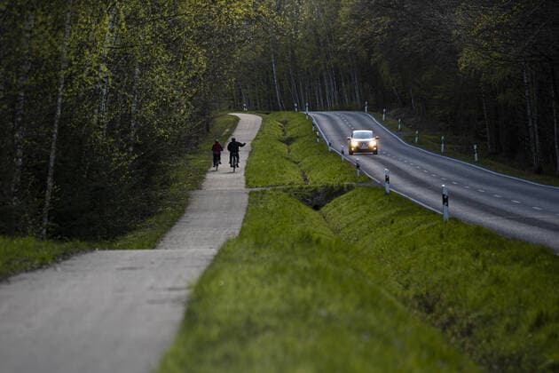 IMAGO Creative: Gesellschaft, Mobilität auf dem Land Ein Radfahrer gruesst einen Autofahrer, der Lichthupe gibt in Diehsa, 14.04.2020. Diehsa Deutschland *** A cyclist greets a car driver who honks his headlights in Diehsa, 14 04 2020 Diehsa Germany Copyright: xFlorianxGaertner photothek.netx