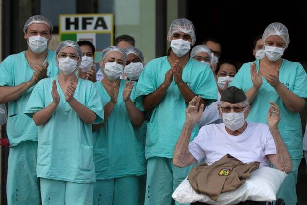 Former Army combatant during World War II Ermando Armelino Piveta, 99, is discharged after overcoming COVID-19 at the Armed Forces Hospital (HFA), in Brasilia, Brazil, 14 April 2020. The ex-combatant arrived at the HFA on April 6 and was hospitalized for 8 days in the COVID room of the hospital, reserved for positive cases of the disease. Follow-up to the coronavirus crisis in Brazil !ACHTUNG: NUR REDAKTIONELLE NUTZUNG!  Copyright: xJoédsonxAlvesx AME2494 20200414-637224921965354679
