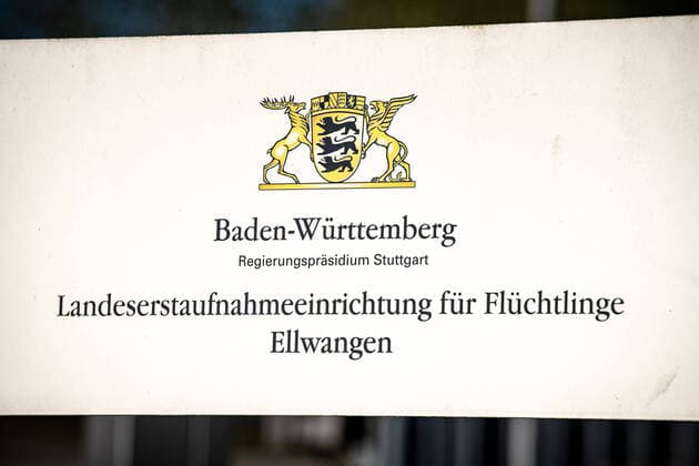 250 refugees infected with Corona Curfew and contact ban for infected first reception centre in Ellwangen guarded by police 250 refugees infected with Corona Curfew and contact ban for infected first reception centre in Ellwangen guarded by police Baden Württemberg, 73479 Neuler, Germany Copyright: 7aktuell.dex xMarcxGruber