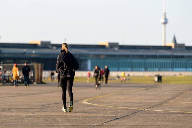 April 14, 2020: A runner can be seen on the Tempelhofer Park on the site of the former Tempelhof Airport. People living in the city of Berlin have to stay in their flats or usual accommodation to contain the coronavirus, meetings of more than 2 persons are forbidden, people are asked to keep a minimum distance. - ZUMAs172 20200414_zap_s172_001 Copyright: xJanxScheunertx