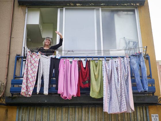 April 14, 2020, Pamplona, Navarra, SPAIN: A woman saludates during the coronavirus pandemic COVID19 and the Alarm State in Pamplona, Spain, on April 14, 2020. Pamplona SPAIN - ZUMAa181 20200414_zaa_a181_007 Copyright: xEduardoxSanzx