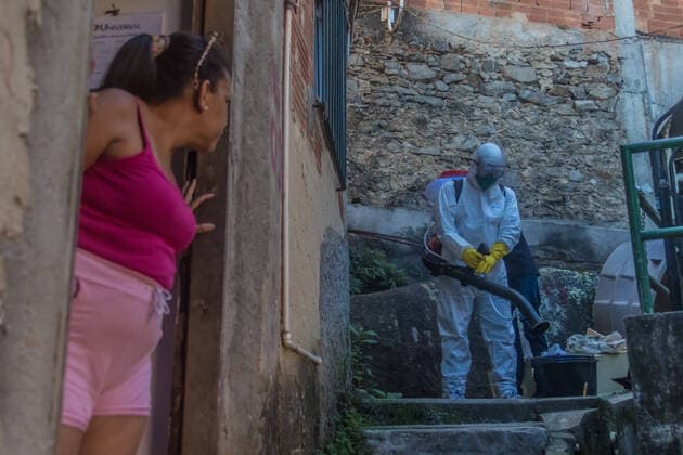 April 13, 2020 - Rio de Janeiro, Brazil - To make up for the absence of the State health officials, residents of the Santa Marta favela, in Botafogo, in southern Rio, gather to clean their homes in the favela. They bought international hygiene products and in a collective effort, covered the entire community in order to slow the progress of the coronavirus. Rio de Janeiro Brazil - ZUMAl255 20200413_sha_l255_519 Copyright: xEllanxLustosax