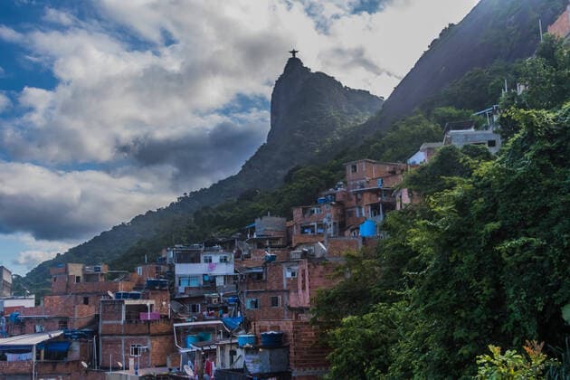 April 13, 2020 - Rio de Janeiro, Brazil - To make up for the absence of the State health officials, residents of the Santa Marta favela, in Botafogo, in southern Rio, gather to clean their homes in the favela. They bought international hygiene products and in a collective effort, covered the entire community in order to slow the progress of the coronavirus. Rio de Janeiro Brazil - ZUMAl255 20200413_sha_l255_508 Copyright: xEllanxLustosax