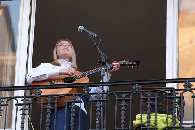 Applaudissements rue Alexandre Dumas - Lea une jeune habitante de 17 ans de la rue Alexandre Dumas chante deux chansons a sa fenetre tous les soirs NEWS : Covid 19 Coronavirus en France - Paris - 14 04 2020 MichaelBaucher Panoramic 
