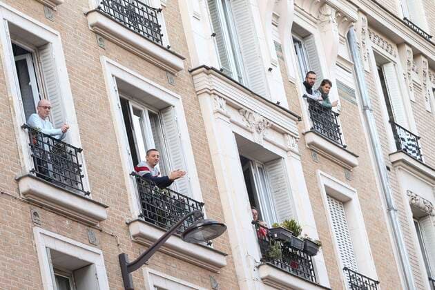 Applaudissements rue Alexandre Dumas NEWS : Covid 19 Coronavirus en France - Paris - 14 04 2020 MichaelBaucher Panoramic 