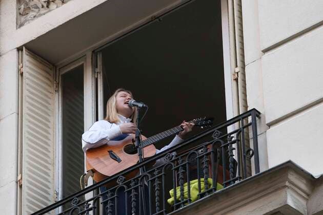 Applaudissements rue Alexandre Dumas - Lea une jeune habitante de 17 ans de la rue Alexandre Dumas chante deux chansons a sa fenetre tous les soirs NEWS : Covid 19 Coronavirus en France - Paris - 14 04 2020 MichaelBaucher Panoramic 