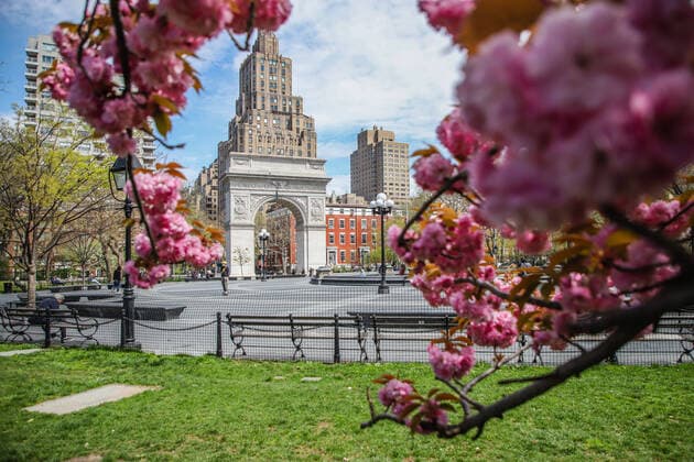 April 14, 2020, New York, NEW YORK, EUA: Movement in Washington Square Park in the spring of New York during the Coronavirus COVID-19 pandemic in the United States. New York EUA - ZUMAc233 47189222st Copyright: xVanessaxCarvalhox