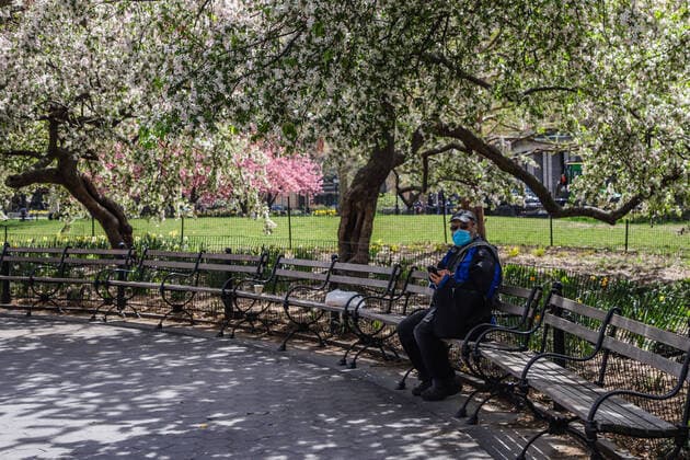 April 14, 2020, New York, NEW YORK, EUA: Movement in Washington Square Park in the spring of New York during the Coronavirus COVID-19 pandemic in the United States. New York EUA - ZUMAc233 47189235st Copyright: xVanessaxCarvalhox