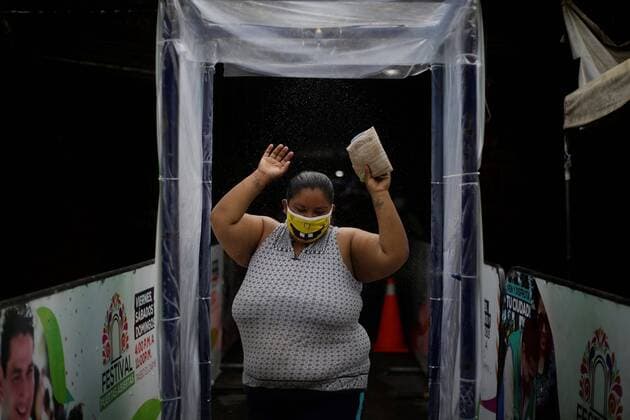 News Bilder des Tages A woman goes through a disinfection mechanism with sprinklers before entering the municipal market of Santa Tecla, El Salvador, 14 April 2020. El Salvador is living its first day of home quarantine to face COVID-19 without the support of a state of emergency, which lost effect this midnight, without the country relaxing its confinement, a measure adopted to stop the spread of the virus. El Salvador doesn t relax quarantine despite end of state of emergency !ACHTUNG: NUR REDAKTIONELLE NUTZUNG!  Copyright: xRodrigoxSurax AME2537 20200414-637225031464184653