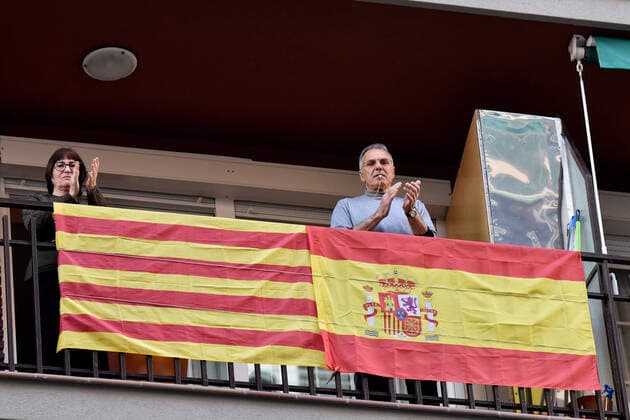 April 14, 2020, LÂ Hospitalet, Barcelona, Spain: People applaud Covid-19 fighters from their terrace during confinement..Citizens of LÂ Hospitalet at 8:00 pm continue to applaud showing gratitude to the people who are struggling in the fight against the Covid-19 health crisis, they give each other hope. LÂ Hospitalet Spain - ZUMAs197 20200414_zaa_s197_121 Copyright: xRamonxCostax