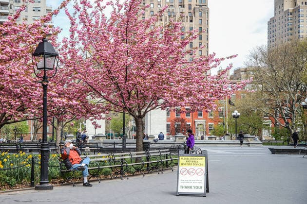 April 14, 2020, New York, NEW YORK, EUA: Movement in Washington Square Park in the spring of New York during the Coronavirus COVID-19 pandemic in the United States. New York USA - ZUMAc233 20200414_zsp_c233_070 Copyright: xVanessaxCarvalhox