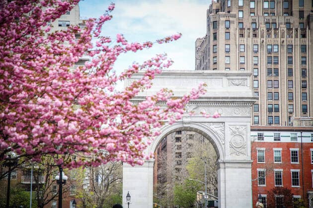 April 14, 2020, New York, NEW YORK, EUA: Movement in Washington Square Park in the spring of New York during the Coronavirus COVID-19 pandemic in the United States. New York USA - ZUMAc233 20200414_zsp_c233_071 Copyright: xVanessaxCarvalhox