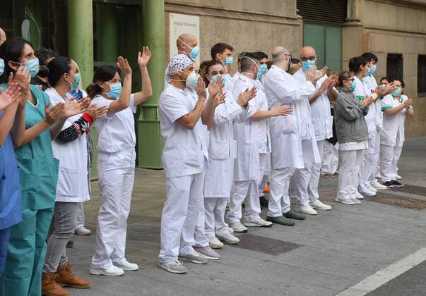 NEWS : Covid 19 Coronavirus en Spagne - Barcelone- 14 04 2020 Applaudissements personnel de sante NEWS : Covid 19 Coronavirus Confinement a Barcelone - 14 04 2020 PacoLargo Panoramic 