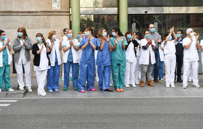 NEWS : Covid 19 Coronavirus en Spagne - Barcelone- 14 04 2020 Applaudissements personnel de sante NEWS : Covid 19 Coronavirus Confinement a Barcelone - 14 04 2020 PacoLargo Panoramic 
