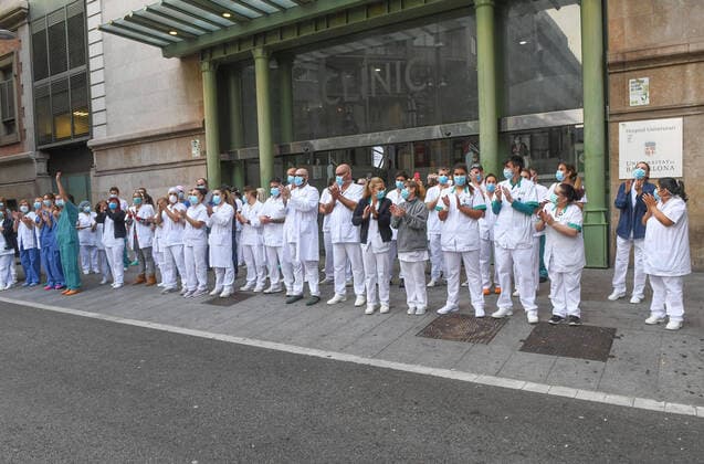 NEWS : Covid 19 Coronavirus en Spagne - Barcelone- 14 04 2020 Applaudissements personnel de sante NEWS : Covid 19 Coronavirus Confinement a Barcelone - 14 04 2020 PacoLargo Panoramic 