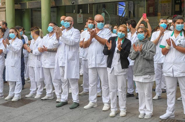 NEWS : Covid 19 Coronavirus en Spagne - Barcelone- 14 04 2020 Applaudissements personnel de sante NEWS : Covid 19 Coronavirus Confinement a Barcelone - 14 04 2020 PacoLargo Panoramic 