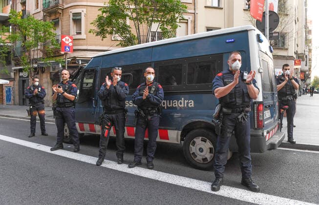 NEWS : Covid 19 Coronavirus en Spagne - Barcelone- 14 04 2020 Applaudissements personnel de sante NEWS : Covid 19 Coronavirus Confinement a Barcelone - 14 04 2020 PacoLargo Panoramic 