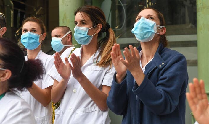 NEWS : Covid 19 Coronavirus en Spagne - Barcelone- 14 04 2020 Applaudissements personnel de sante NEWS : Covid 19 Coronavirus Confinement a Barcelone - 14 04 2020 PacoLargo Panoramic 