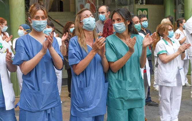 NEWS : Covid 19 Coronavirus en Spagne - Barcelone- 14 04 2020 Applaudissements personnel de sante NEWS : Covid 19 Coronavirus Confinement a Barcelone - 14 04 2020 PacoLargo Panoramic 
