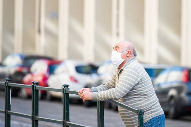 Italy: Turin lockdown 14th April 2020 People wear a safety mask in Piazza Castello in a deserted Turin on April 14, 2020 in Italy, during the country s lockdown aimed at curbing the spread of the COVID-19 infection, caused by the novel coronavirus. Turin Piedmont Turin Italy Copyright: AlbertoxGandolfo