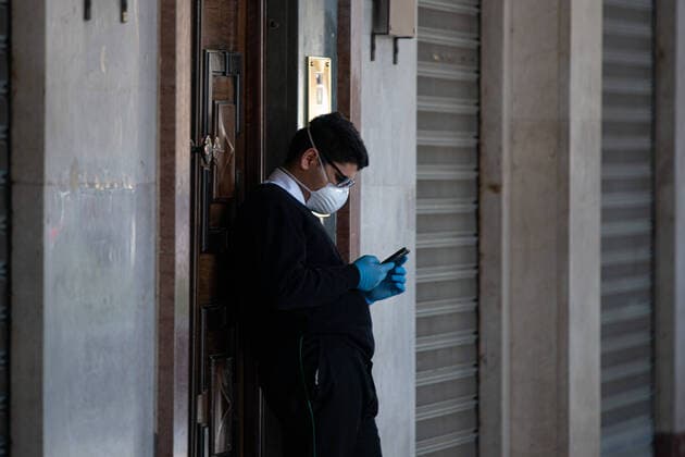 Italy: Turin lockdown 14th April 2020 People wear a safety mask in Piazza Castello in a deserted Turin on April 14, 2020 in Italy, during the country s lockdown aimed at curbing the spread of the COVID-19 infection, caused by the novel coronavirus. Turin Piedmont Turin Italy Copyright: AlbertoxGandolfo