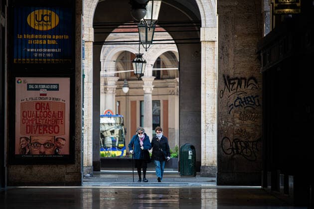 Italy: Turin lockdown 14th April 2020 People wear a safety mask in Piazza Castello in a deserted Turin on April 14, 2020 in Italy, during the country s lockdown aimed at curbing the spread of the COVID-19 infection, caused by the novel coronavirus. Turin Piedmont Turin Italy Copyright: AlbertoxGandolfo