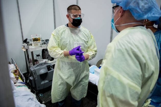 April 14, 2020, Manhattan, New York, United States Of America: NEW YORK (April 14, 2020) Medical care providers assigned to the Javits New York Medical Station discuss a critically ill COVID-19 patient in the facilitys intensive care unit, April 11, 2020. U.S. Northern Command, through U.S. Army North, is providing military support to the Federal Emergency Management Agency to help communities in need. Manhattan United States Of America - ZUMAs214 20200414_zaa_s214_002 Copyright: xSMGx