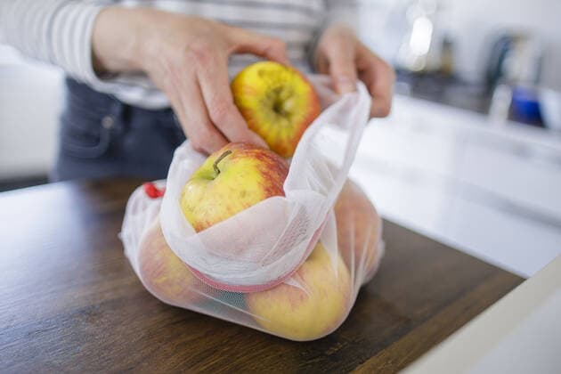 Symbolfoto unverpackte Lebensmittel. Aepfel sind in einem wiederverwendbarem Einkaufsnetz verpackt. Berlin, 11.04.2020. Berlin Deutschland *** Symbol photo unpackaged food Apples are packed in a reusable shopping net Berlin, 11 04 2020 Berlin Germany Copyright: xThomasxTrutschel photothekx