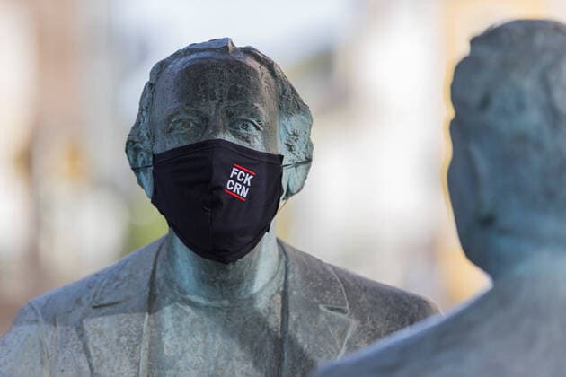 15 04 2020, xomx Press, COVID 19 Comes now the duty to wear the makeshift mouth noses protection masks in Germany Image Comes now the duty to wear the makeshift mouth noses protection masks in Germany Here a statue is wearing a makeshift mouth noses protection with the inscription FCK CRN Copyright: HMBxMedia OliverxMueller