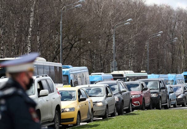 MOSCOW, RUSSIA - APRIL 15, 2020: A traffic congestion at a checkpoint on Ozyornaya Street during the pandemic of the novel coronavirus disease (COVID-19). Traffic police have set up checkpoints around the city to stop vehicles and see if drivers have permission to travel during the lockdown. On 13 April 2020, the Moscow government introduced a digital permit system aimed at further restricting movement. Under the new scheme, which becomes mandatory from 15 April, people need to apply for permits to travel on a vehicle or public transport around the city. Earlier, on 11 April, the Moscow government restricted vehicles registered outside Moscow Region from entering the Russian capital. Since 30 March 2020, Moscow has been on lockdown. As of 15 April 2020, Russia has reported more than 21,100 confirmed cases of the novel coronavirus infectio TS0D5CC8