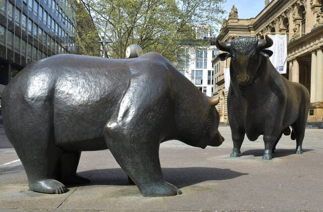 xblx, bull and bear in front of the Frankfurt stock exchange, securities trading, emwirt Frankfurt am Main