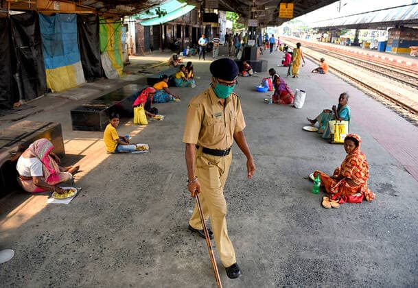 Bilder des Jahres 2020, News 04 April News Themen der Woche KW16 April 15, 2020, Baruipur, WEST BENGAL, India: A Police Officer seen instructing people to maintain social distance during the Lunch time at Baruipur Junction Railway Station ...India running through a Nationwide lockdown from 24th March which is further extended upto 3rd May due to Covid 19 Pandemic ..Homeless people having lunch distributed by Railway Police Officers at Baruipur Junction Railway Station during Lockdown..India™s nationwide lockdown initially expected to stop on 24th March is further extended up to 3rd May due to continued Covid 19 Pandemic threats. Baruipur India - ZUMAs197 20200415_zaa_s197_034 Copyright: xAvishekxDasx