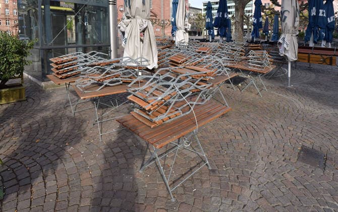 15 04 2020, xblx, day of decision there will be loosening up, Paulsplatz, cafes and restaurants have all tables and chairs moved or tied together, emwirt Frankfurt am Main
