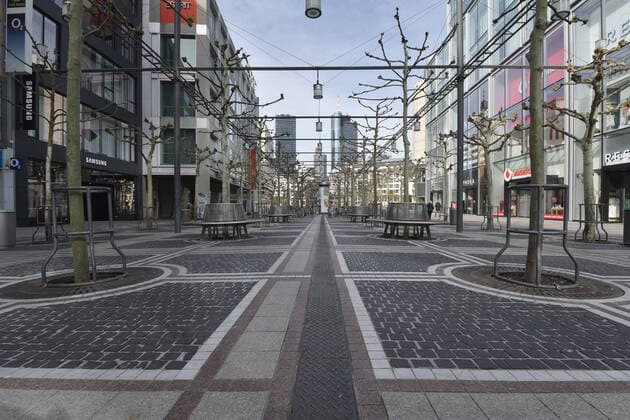 15 04 2020, xblx, day of decision there will be loosening up, only a few people on the Zeil, emwirt Frankfurt am Main